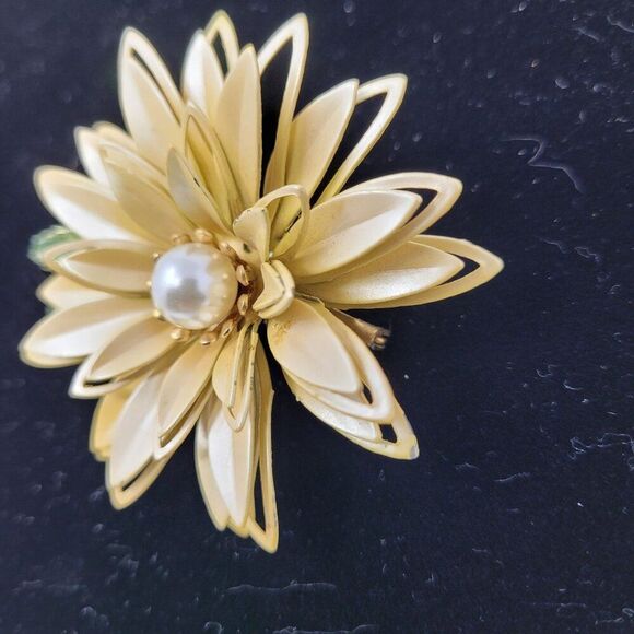 Vintage 3D Pearlized Beige Enamel Flower Brooch Pin Faux Pearl Center Collectibl - Picture 9 of 11